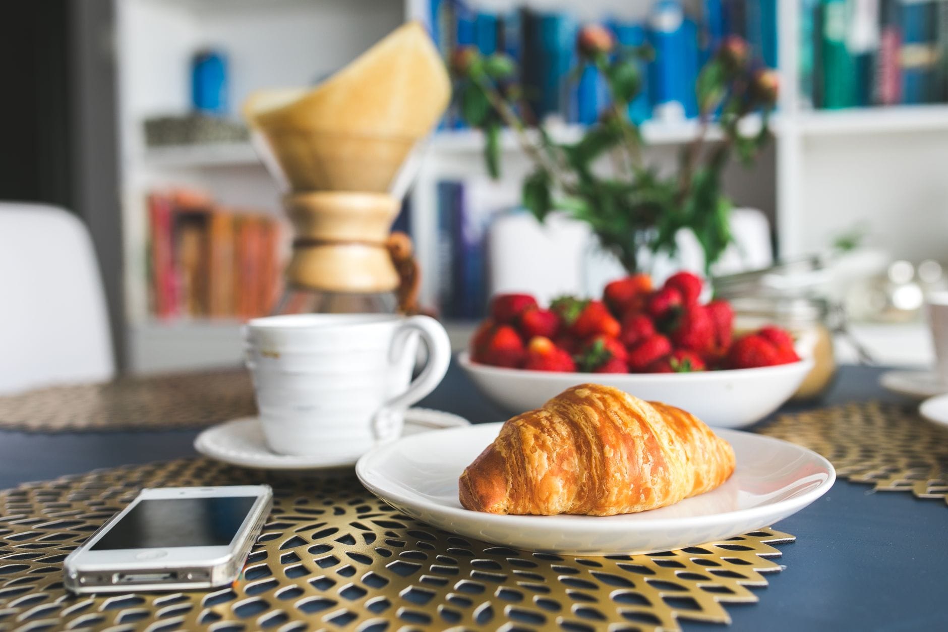 Stylowe śniadanie: croissant, kawa i świeże truskawki w domu