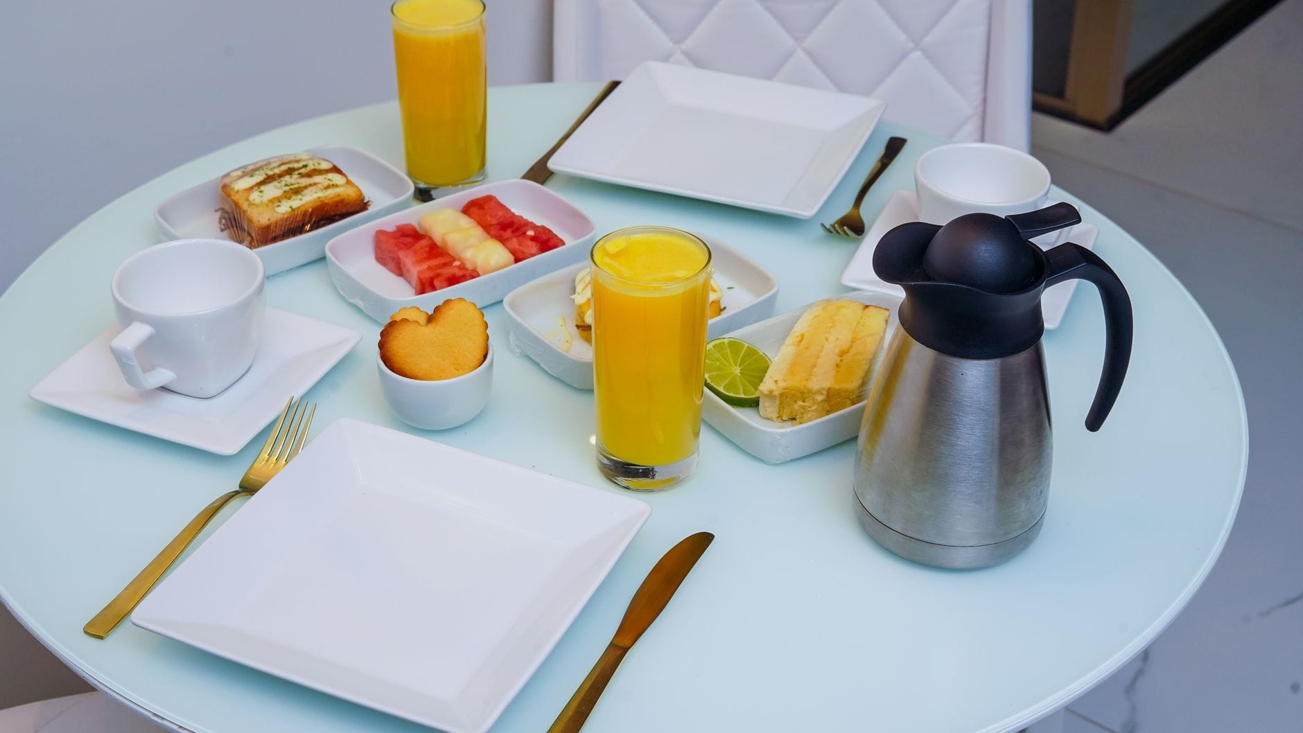 Trendy śniadaniowe 2025: co zastąpiło owsianki i smoothie bowls Stylowy stół śniadaniowy z ciastkami, owocami i sokiem pomarańczowym